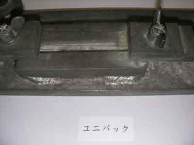 剥離強度検査機で引っ張る